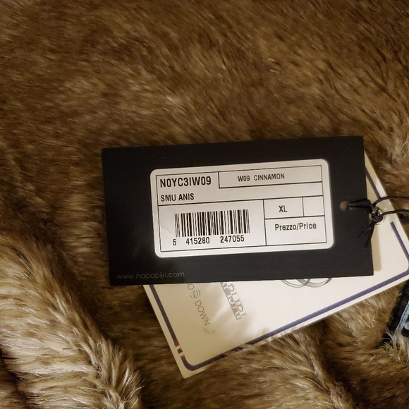 Beautiful and warm winter coat from Napapijri - Picture 6 of 8